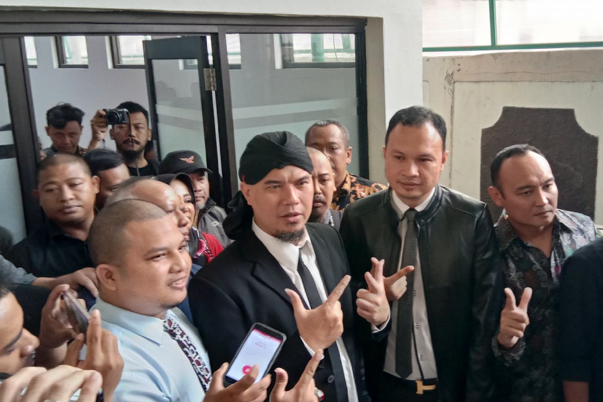 Ahmad Dhani menghadiri sidang pembacaan putusan untuk kasus ujaran kebencian yang menjeratnya di Pengadilan Negeri (PN) Jakarta Selatan, Ampera Raya, Senin (1).