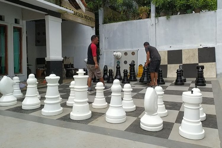 Rumah sekaligus tempat produksi catur raksasa di Desa Danaraja, RT 4 RW I, Kecamatan Purwonegoro, Kabupaten Banjarnegara, Jawa Tengah, Senin (15/8/20122).