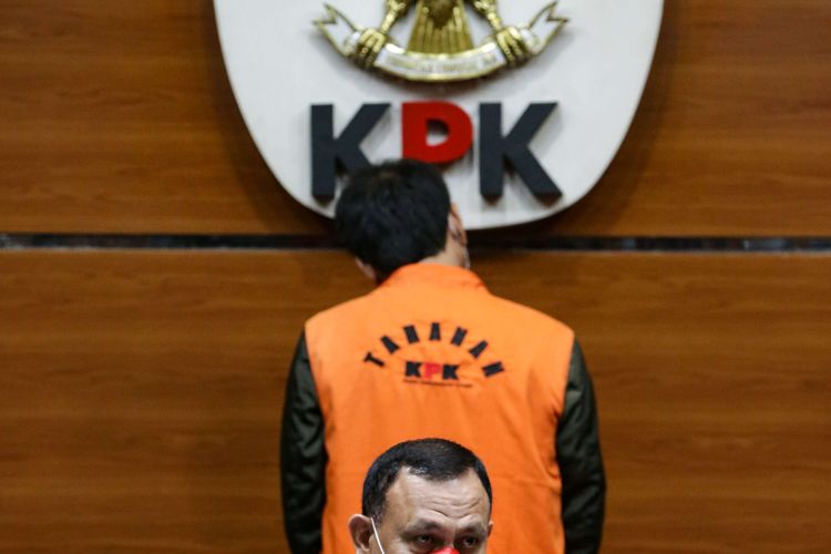 Ketua KPK, Firli Bahuri menggelar jumpa pers terkait penahanan Wakil Ketua DPR, Azis Syamsuddin di Gedung Merah Putih KPK, Kuningan, Jakarta, Sabtu (25/9/2021). Azis Syamsuddin ditetapkan tersangka dugaan kasus suap dana alokasi khusus (DAK) di Lampung Tengah.