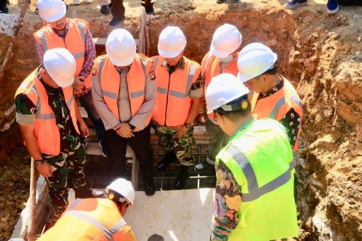 Bupati Belitung Sahani Saleh meletakan batu pertama pembangunan pusat kuliner.