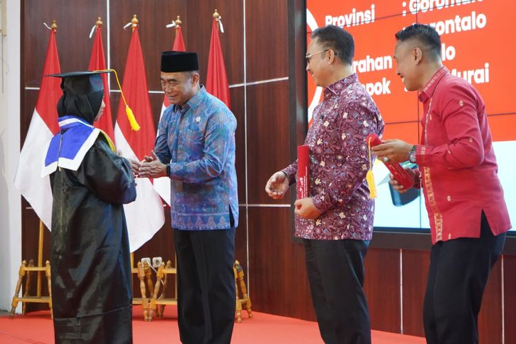 Menteri Koordinator (Menko) bidang Pembangunan Manusia dan Kebudayaan (PMK) Muhadjir Effendi dalam Gebyar Bina Keluarga Balita untuk 1.000 Hari Pertama Kehidupan (HPK) yang digelar BKKBN di Jakarta, Selasa (12/12/2023). (DOK. Humas BKKBN)
