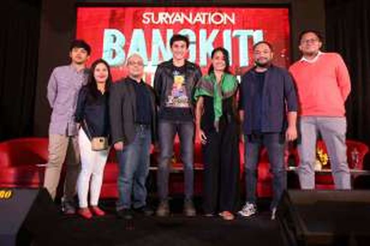 Produser, sutradara dan para pemain film Bangkit dalam jumpa pers di Hotel Majapahit, Surabaya, Jawa Timur, Jumat (27/5/2016).