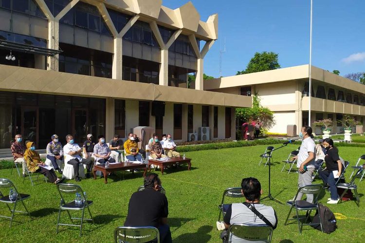 Konferensi pers tentang penanganan Covid-19 di halaman belakang kantor Wali Kota Magelang, Jumat (16/7/2021).