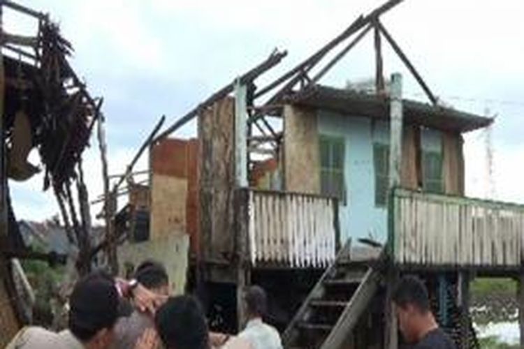 45 rumah warga di Majene Sulawesi barat porak-poranda diterjang angin putting beliung Minggu (20/12).