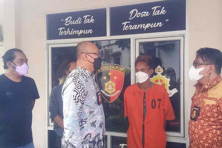 FP (25) pelaku pembunuhan pencuri di warung ibunya ketika berada di Polda Sumatera Selatan.