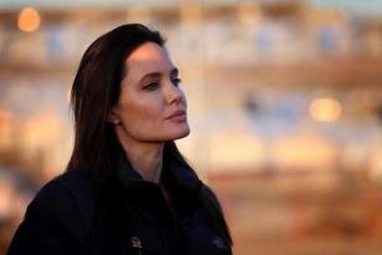 Aktris asal AS yang menjadi duta UNHCR, Angelina Jolie, mengunjungi kamp pengungsi di Khanke, beberapa kilometer dari perbatasan Turki dan Irak di Provinsi Dohuk, Minggu (25/1/2015).