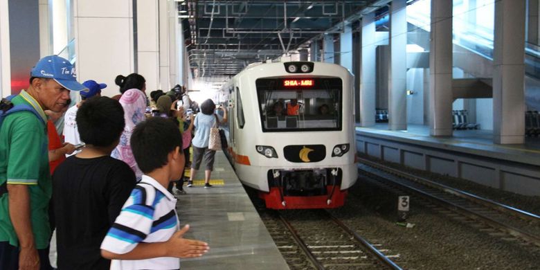 Antusias masyarakat saat hari pertama uji coba kereta Bandara Soekarno-Hatta di Stasiun Sudirman Baru, Jakarta, Selasa (26/12/2017). Uji coba KA Bandara Soekarno-Hatta dilakukan hingga peresmian operasinya pada 2 Januari 2018. Selama uji coba, PT KAI telah menetapkan harga tiket yang bisa dibeli warga, yakni Rp 30.000.