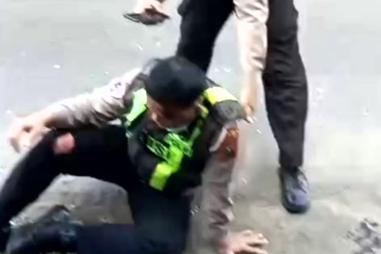 Tangkapan layar video ketika Aipda MZ duduk di pinggir jalan dengan luka pada pelipis usai tertabrak mobil pikap di jalan raya Desa Duren, Kecamatan Talun, Kabupaten Blitar, Selasa (11/8/2025)