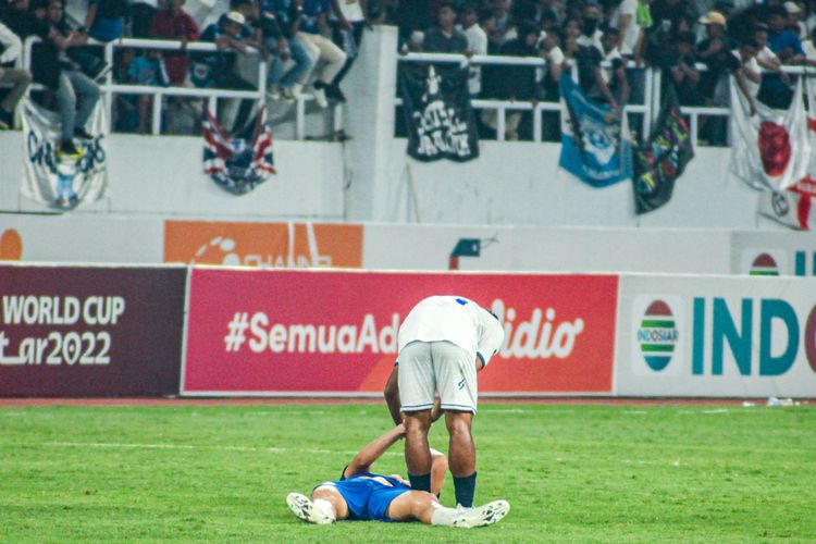 Penyerang Arema FC, Ilahmudin Armayn (berdiri, menghampiri Alfeandra Dewangga yang kecewa dengan hasil laga PSIS Semarang vs Arema FC di Stadion Jatidiri, Kamis (7/7/2022).