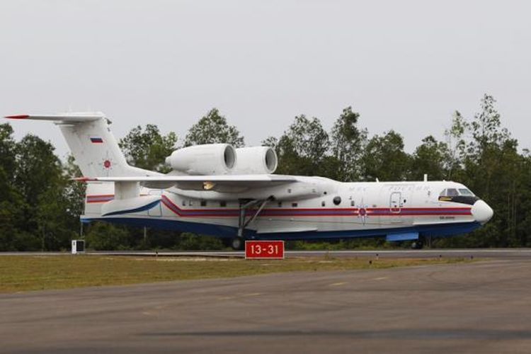 Pesawat amfibi Be-200 Altair milik Rusia tiba di Lanud TNI AU Iskandar, Pangkalan Bun, Kalimantan Tengah, Sabtu (3/1/2015). Rusia mengirimkan dua pesawat yakni BE200 dan pesawat Ilyushin II-76 yang akan membantu proses pencarian black box pesawat AirAsia QZ8501.