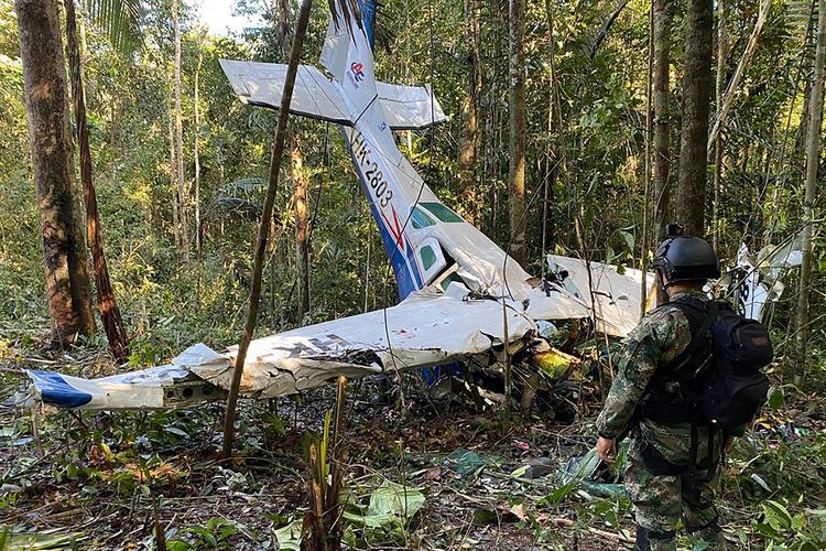 Tentara Kolombia berdiri di depan bangkai pesawat jatuh di hutan Amazon, 19 Mei 2023. Sebanyak 4 anak selamat di hutan Amazon setelah bertahan hidup selama 40 hari, mereka ditemukan pada 9 Juni 2023.