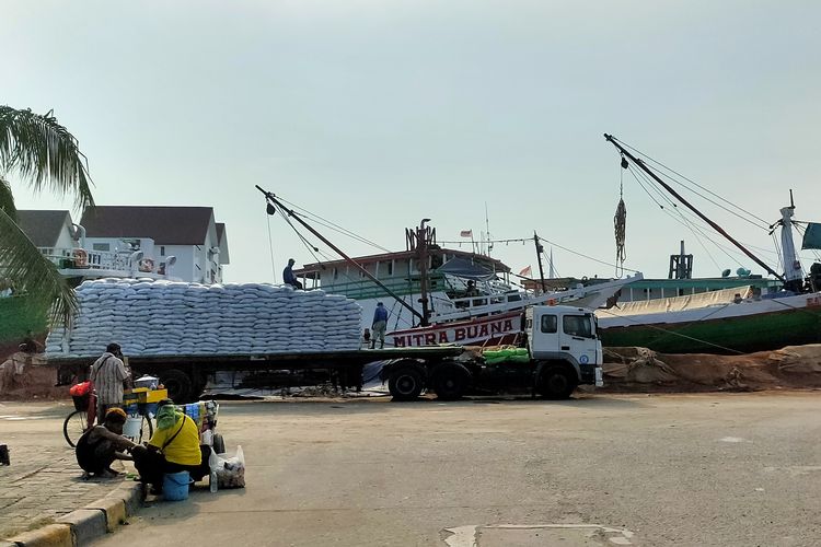 Truk di Pelabuhan Sunda Kelapa, Jakarta Utara