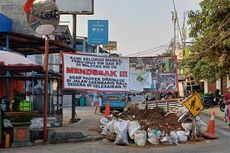 Galian Proyek di Tebet Tak Kunjung Selesai, Warga Pasang Spanduk Bernada Protes