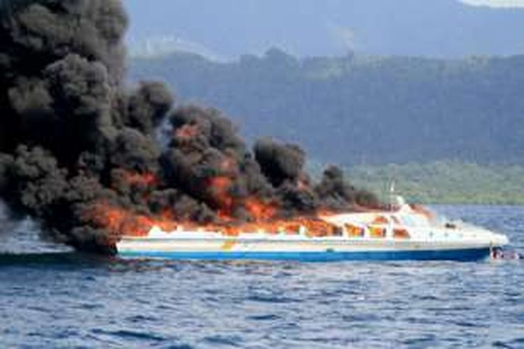 Speedboat yang terbakar di perairan Jailolo Kabupaten Halmahera Barat menuju Ternate, Maluku Utara pada Sabtu (15/10/2016)