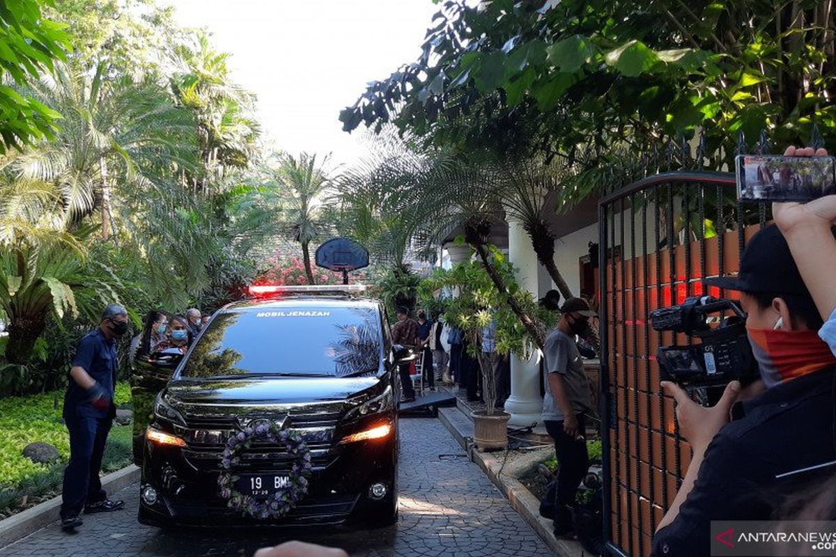 Jenazah Jakob Oetama tiba di rumah duka di Jalan Sriwijaya V No 40, Kebayoran Baru, Jakarta Selatan, Rabu (9/9/2020)