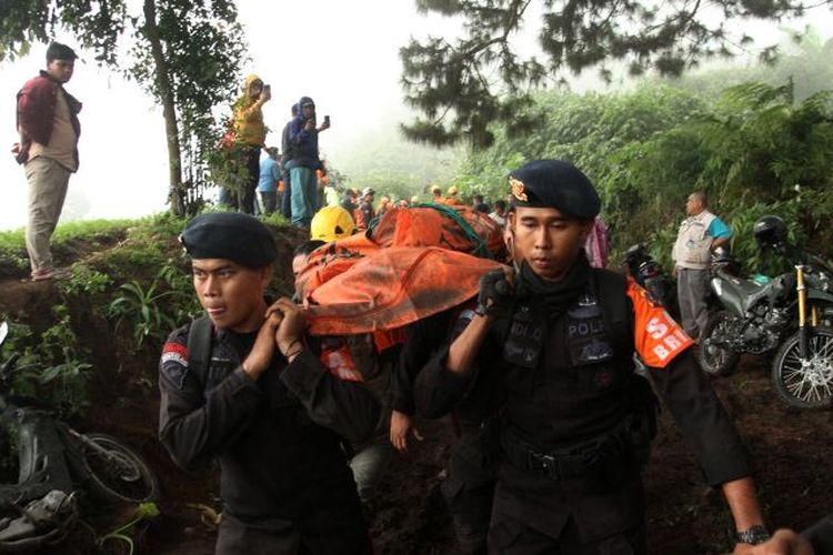 Petugas membawa jenazah korban erupsi Gunung Marapi di Nagari Batu Plano, Kabupaten Agam, Provinsi Sumatera Barat, Selasa (5/12/2023). Jenazah pendaki yang dievakuasi dari Marapi dibawa ke Rumah Sakit Dr Achmad Mochtar di Bukittinggi untuk diidentifikasi.