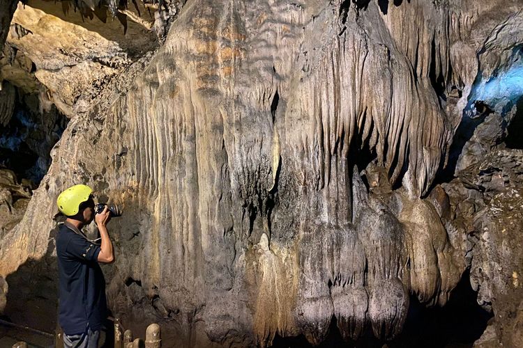 Batuan-batuan di dalam Goa Kiskendo, Dusun Sukamaya, Desa Jatimulyo, Kecamatan Girimulyo, Kabupaten Kulon Progo, Daerah Istimewa Yogyakarta.
