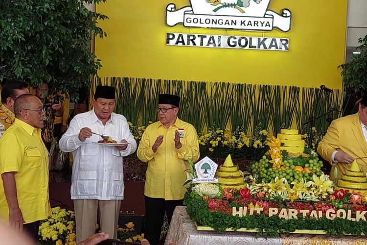 Bakal capres KIM Prabowo Subianto menerima potongan tumpeng dari sejumlah petinggi Partai Golkar, dalam HUT ke-59 Partai Golkar, di Kantor DPP Partai Golkar, Jakarta, Jumat (20/10/2023).