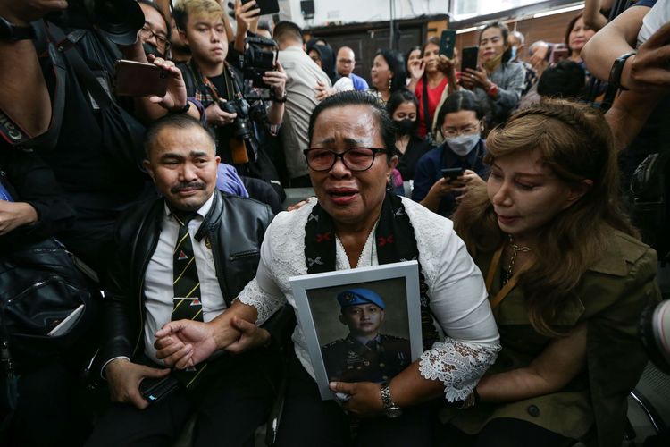 Tangis ibu korban pembunuhan berencana Nofriansyah Yosua Hutabarat atau Brigadir J, Rosti Simanjuntak pecah mendengarkan putusan majelis hakim saat hadir di sidang vonis dengan terdakwa, Ferdy Sambo di Pengadilan Negeri Jakarta Selatan, Senin (13/2/2023). Majelis hakim menjatuhkan vonis mati pada Ferdy Sambo