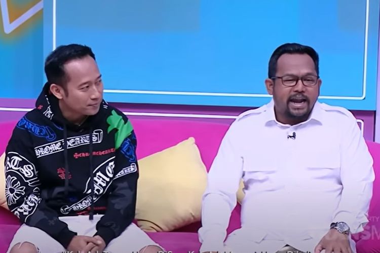 Denny Cagur dan Bedu eks Cagur (kanan) diundang tampil di salah satu acara televisi. 