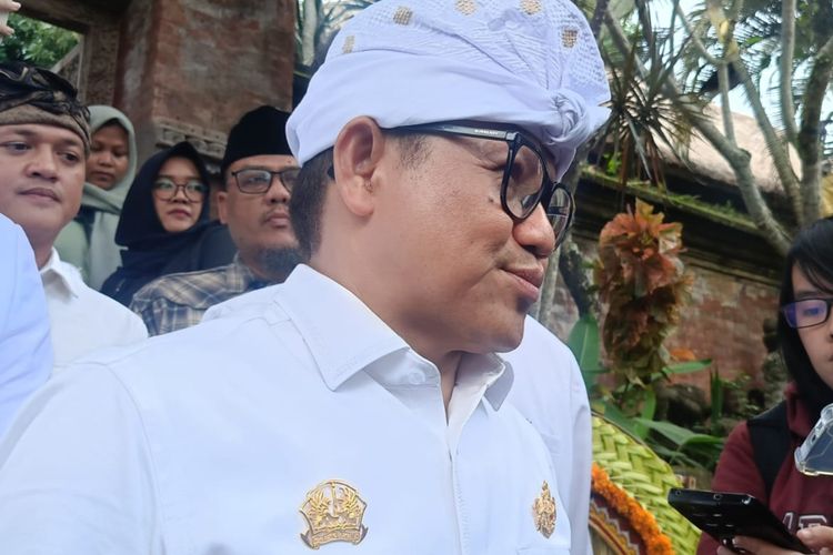 Menteri Koordinator Bidang Pemberdayaan Masyarakat (Menko PM) Muhaimin Iskandar atau Gus Imin saat berbicara kepada awak media di Kabupten Gianyar, Bali, pada Kamis (26/6/2025). KOMPAS.com/ Yohanes Valdi Seriang Ginta