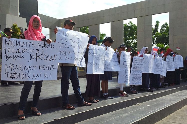 Puluhan orangtua siswa di Kabupaten Nunukan menggelar demo di Tugu Dwikora Nunukan menuntut penyelesaian ratusan siswa SMP yang tidak diterima di SMA negeri. 