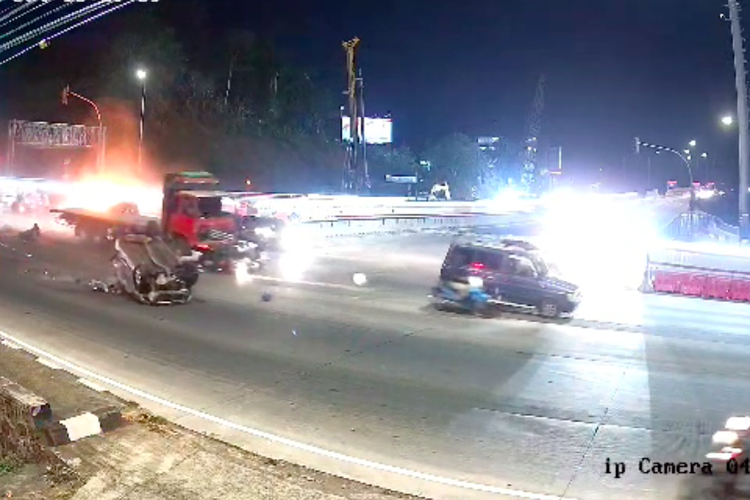 Tangkapan layar dari unggahan CCTV kecelakaan di Exit Tol Bawen, Semarang, Sabtu (23/9/2023). Tiga orang dilaporkan tewas dan 9 lainnya luka-luka. 