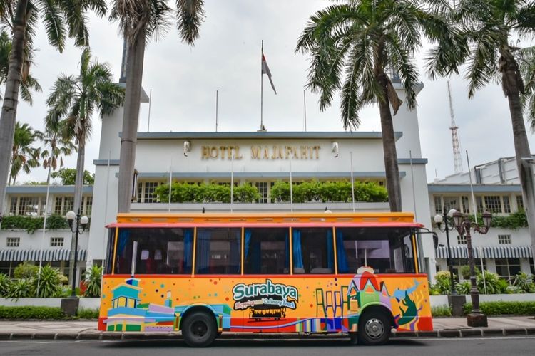 Bus wisata Surabaya atau Surabaya Sightseeing and City Tour (SSCT).
