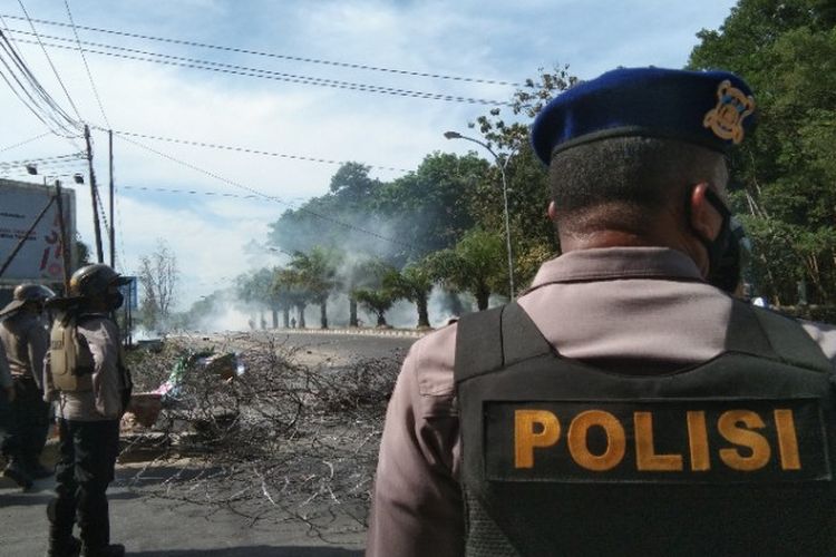 Demo peringatan dua tahun kematian Randi-Yusuf memanas di Kendari, Sulawesi Tenggara, Senin (27/9/2021).

