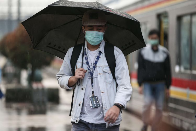 Penumpang KRL Commuter Line tiba di Stasiun Bogor, Jumat (26/6/2020). Tim gugus tugas penanganan Covid-19 Jawa Barat melakukan rapid test dan tes usap pada penumpang KRL Commuter Line yang tiba di Stasiun Bogor untuk memetakan sebaran Covid-19.