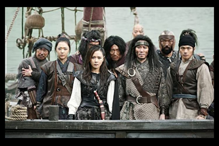Son Ye Jin dan beberapa pemeran lain dalam film The Pirates (2014)