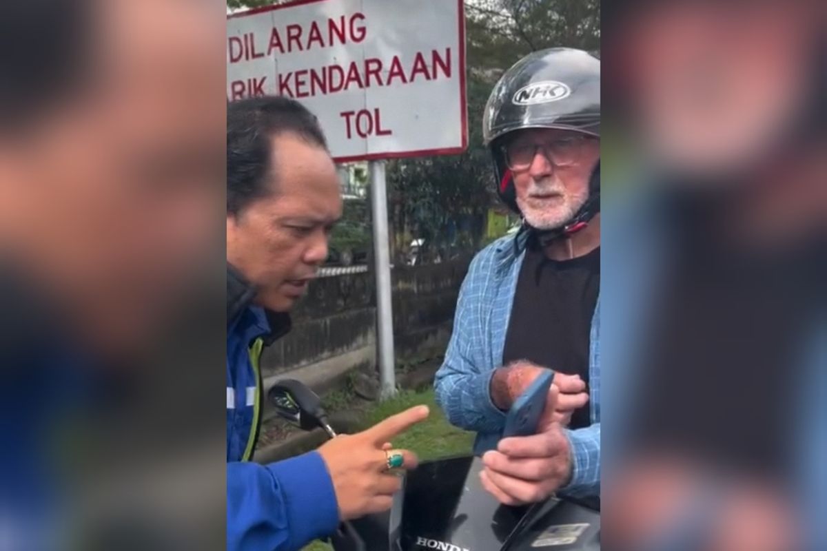 WNA asal Australia yang diberhentikan petugas saat mengendarai motor di Jalan Tol Reformasi, Kota Makassar, Sulawesi Selatan (Sulsel), Senin (14/4/2025).