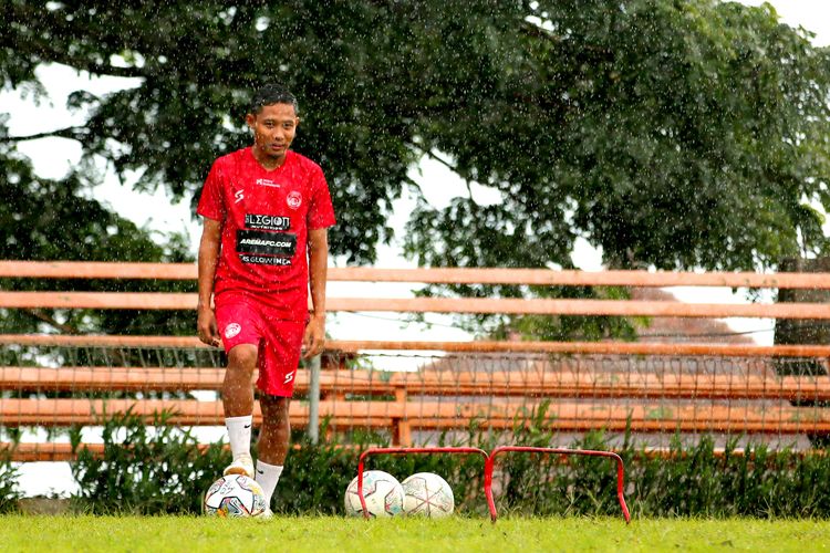 Pemain Arema FC Evan Dimas bersiap menggiring bola saat menjalankan program latihan terpusat untuk persiapan putaran kedua Liga 1 2022-2023 di Agro Kusuma Kota Batu, Selasa (3/1/2023) sore.