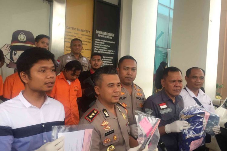 Tiga pelaku perampokan terhadap sopir taksi online Go-Car Yulianto (52), yakni Kamaludin (19), Imamudin (24), dan Abdullah (33), ditangkap di Kabupaten Sukabumi, Jawa Barat, Jumat (30/11/2018). Yulianto dirampok oleh ketiga pelaku di  Bintaro, Tangerang Selatan, Selasa (27/11/2018) malam.