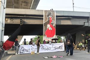 Demo di Makassar: Massa Bentangkan Spanduk Raksasa, Desak Karhutla Jadi Bencana Nasional