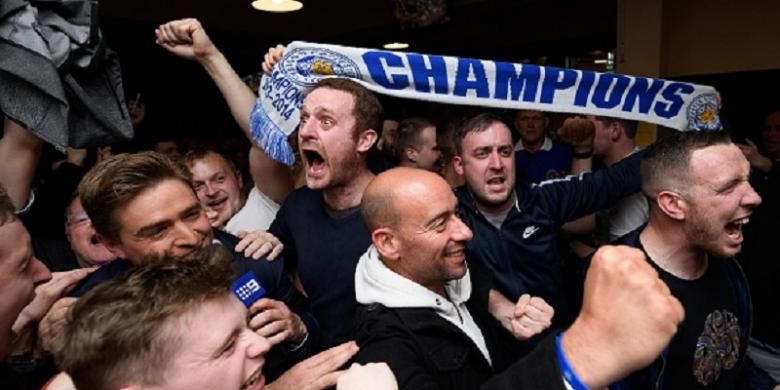 Sejumlah suporter Leicester City merayakan keberhasilan timnya menjadi juara Premier League seusai menyaksikan laga Chelsea vs Tottenham di pub di timur Leicester, Senin (2/5/2016). 
