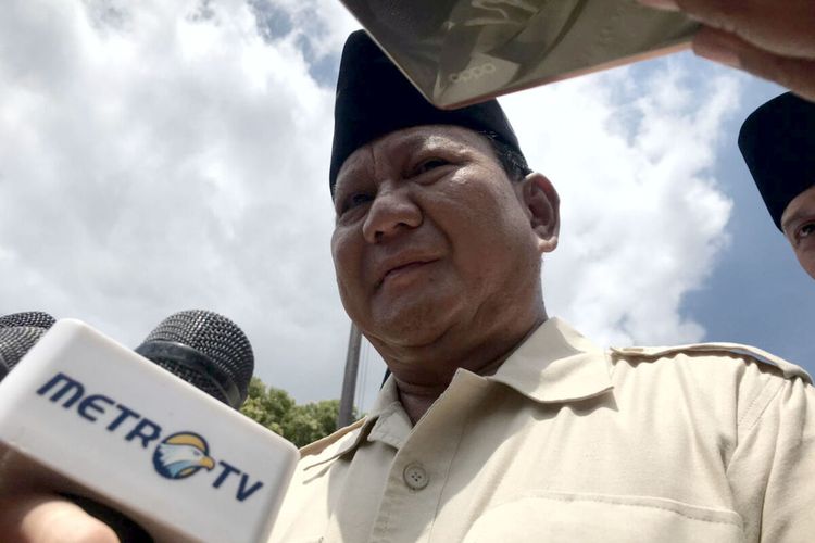 Capres nomor urut 1 Prabowo Subianto menjawab pertanyaan wartawan di area Makam Presiden Soekarno di Kota Blitar, Minggu (17/12/2023)