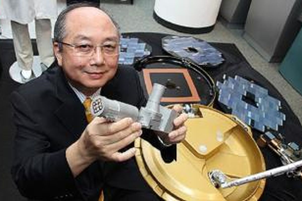 Profesor Yung Kai-leung dan salah satu alat temuannya, pelontar sampel batu Mars.
