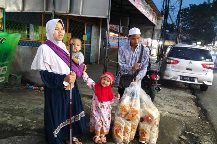 Ilmi (24), tunanetra penjual kerupuk bangka saat ditemui di kawasan Cilangkap, Jakarta Timur, Senin (20/2/2023) 
