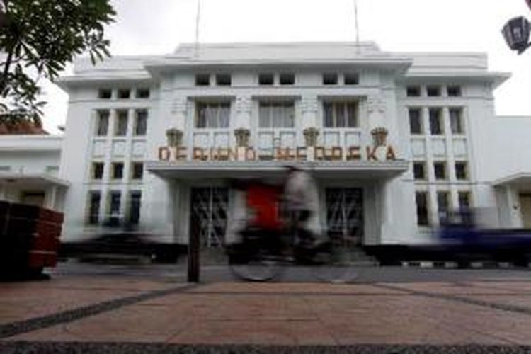 Gedung Merdeka, Jalan Asia Afrika, Bandung, Jawa Barat, Jumat (25/3/2011). Gedung ini pernah menjadi tempat berlangsungnya Konferensi Tingkat Tinggi Asia-Afrika pada tahun 1955. Sekarang gedung ini dimanfaatkan sebagai museum yang memajang catatan sejarah mengenai KTT Asia-Afrika berupa foto hingga koleksi benda. 