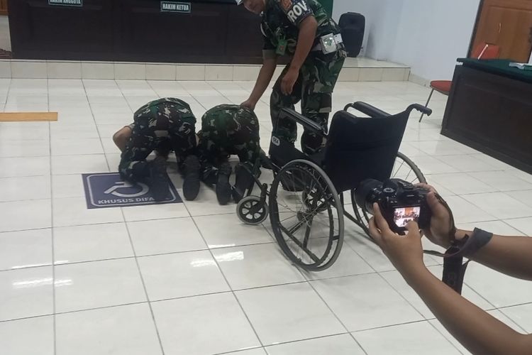 Anggota TNI di Sumut Sertu Yalpin Tarzun (di kursi roda) dan Pratu Rian Hermawan bersujud saat mendengarkan vonis hakim di Pengadilan Militer 1-02 Medan, Senin (29/5/2023). Mereka dijatuhi hukuman seumur hidup penjara karena kepemilikan 75 kg sabu dan 40.000 ekstasi.
