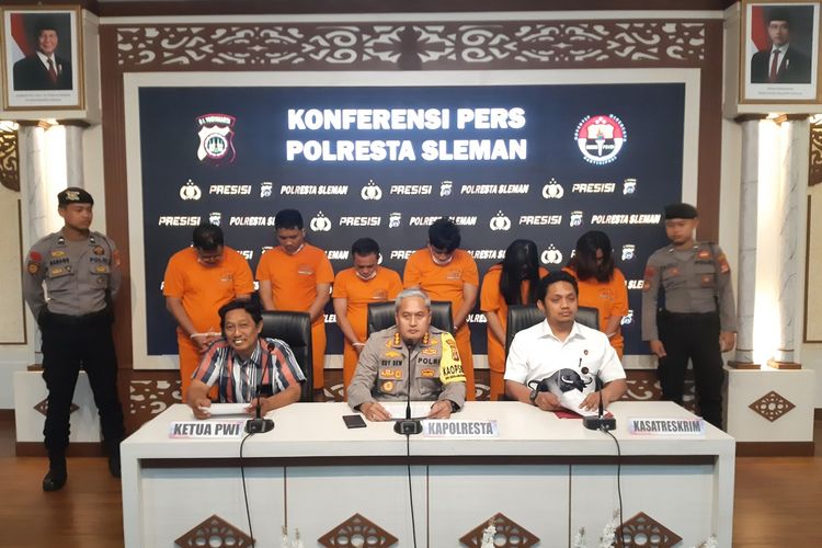 Kapolresta Sleman Kombes Pol Edy Setyanto Erning Wibowo saat jumpa pers pengungkapkan pemerasan yang dilakukan oleh enam orang wartawan gadungan. Jumpa pers digelar di Polresta Sleman, Sabtu (15/02/2025).