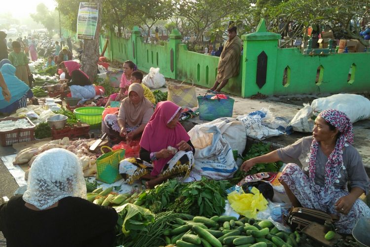 Pedagang sayur meramaikan tradisi ziarah kubur saat lebaran di Pangkalan Bun, Kalimantan Tengah, Senin (26/6/2017)