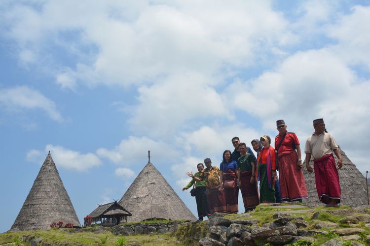 Para Dosen Universitas Bina Nusantara Jakarta, Oktober 2018 mengabadikan kunjungan mereka di perkampungan tradisional Todo di Kabupaten Manggarai, NTT, dengan latar belakang Mbaru Niang Todo. 