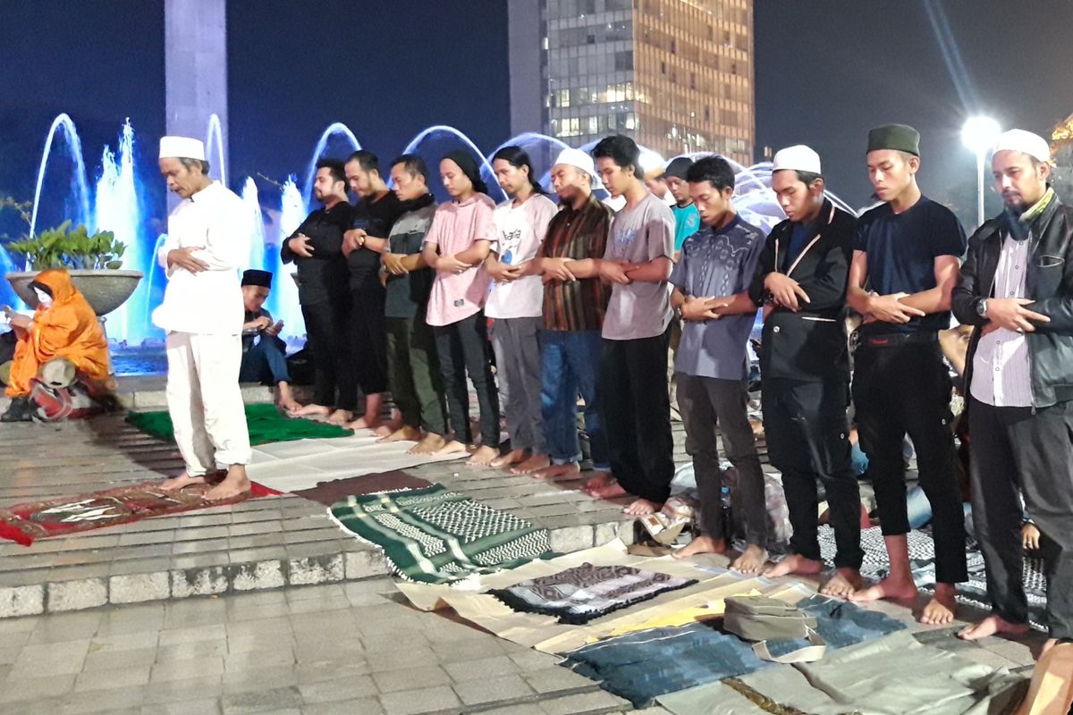 Sejumlah massa GNKR mendirikan shalat di Bundaran HI, Jakarta Pusat, Selasa (21/5/2019)