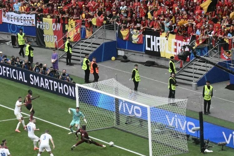 Romelu Lukaku mendapati golnya dianulir dalam laga Grup E Euro 2024 antara Belgia vs Slovakia di Frankfurt Arena, 17 Juni 2024. (Photo by Angelos Tzortzinis / AFP)