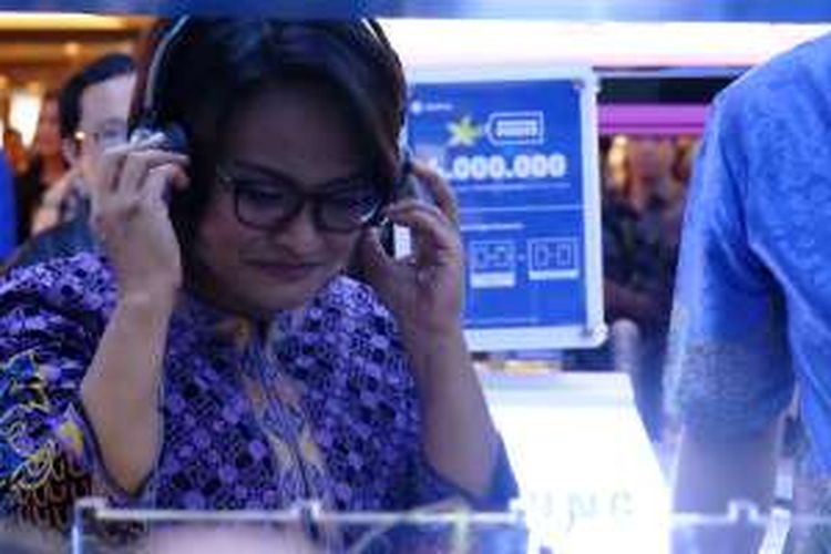 CEO XL Axiata, Dian Siswarini mencoba salah satu aksesoris di pusat peraga XL di Puri Mall yang baru dibuka, Selasa (3/5/2016).