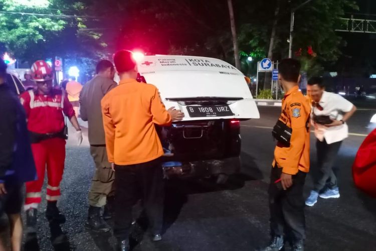 BPBD Surabaya saat evakuasi jenazah remaja yang tewas saat balapan liar di Surabaya, Jawa Timur, Minggu (8/10/2023) dini hari