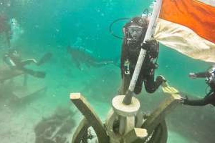 Penyelam melihat Tugu Nol Kilometer Bawah Laut di kedalaman 12 meter di Rubiah Jetty Dive Spot, Pulau Weh, Sabang, Sabtu (2/1/2016). Di lokasi taman karang seluas 500 meter persegi ini juga telah dilakukan restorasi karang oleh Panglima Laot Iboh bersama warga setempat dan tim selam dari Scuba Weh Diving Center, Rubiah Tirta, dan Hore-Hore Dive Club (H2DC) Aceh. 
 
