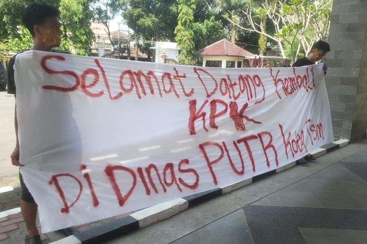 Poster bertuliskan Selamat Datang Kembali KPK di Dinas PUTR Kota Tasikmalaya dibentangkan pendemo meminta pertanggujawaban dinas terkait adanya lift bekas dipasang di bangunan GCC Kota Tasikmalaya sesuai temuan pemeriksaan BPK, Rabu (10/5/2023).